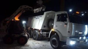 погрузка снега минипогрузчиком
